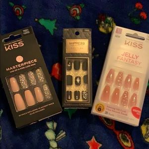 2 pairs of Kiss glue on nails and 1 impress nail.